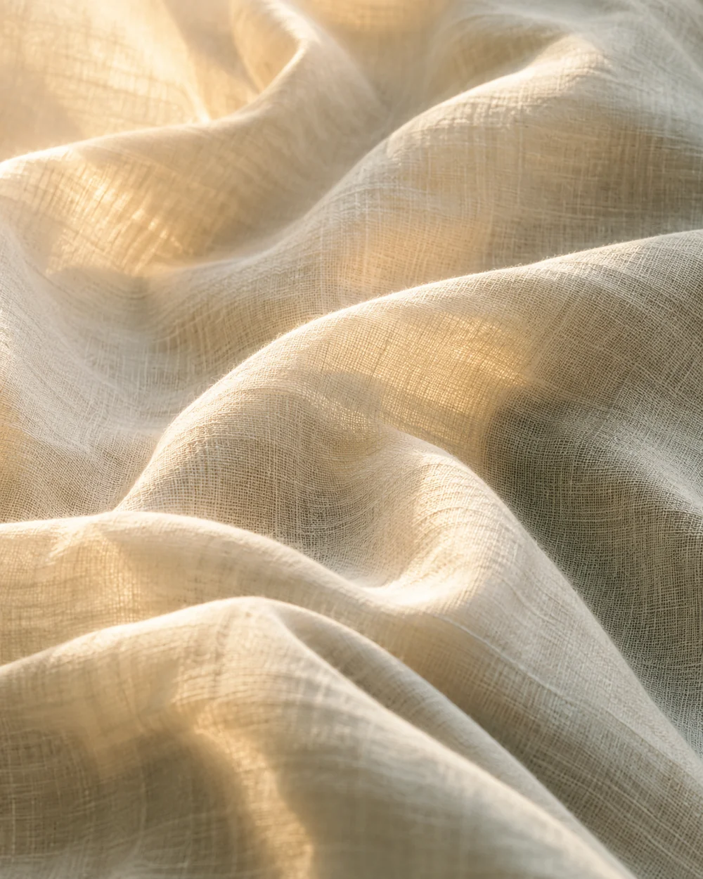 Lumière douce sur les plis d’un tissu naturel